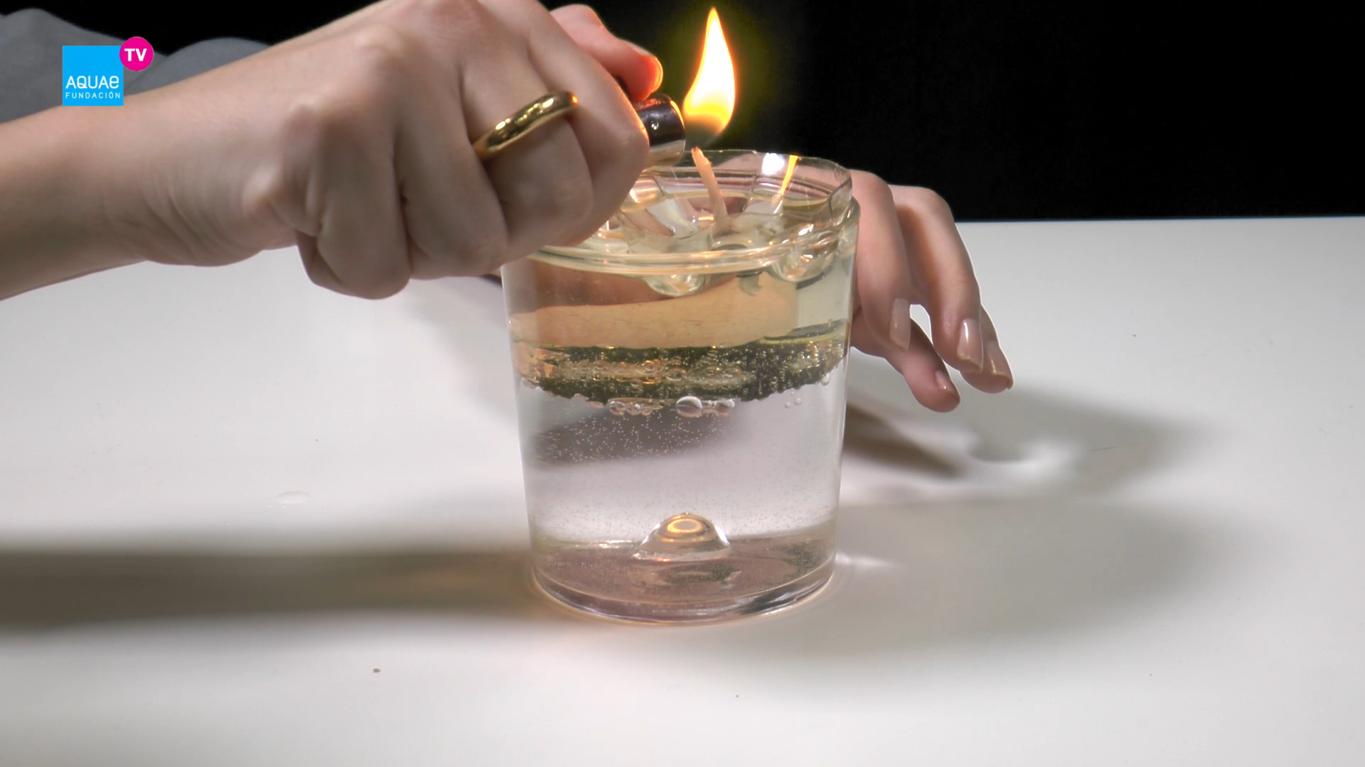 Aprende a hacer velas con aceite usado y utilizado en cocina.