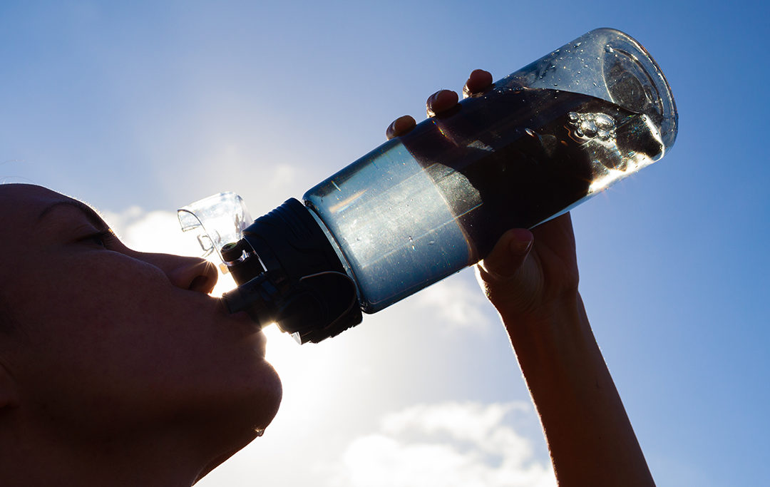 Descubre la solución económica y efectiva para beber agua pura en