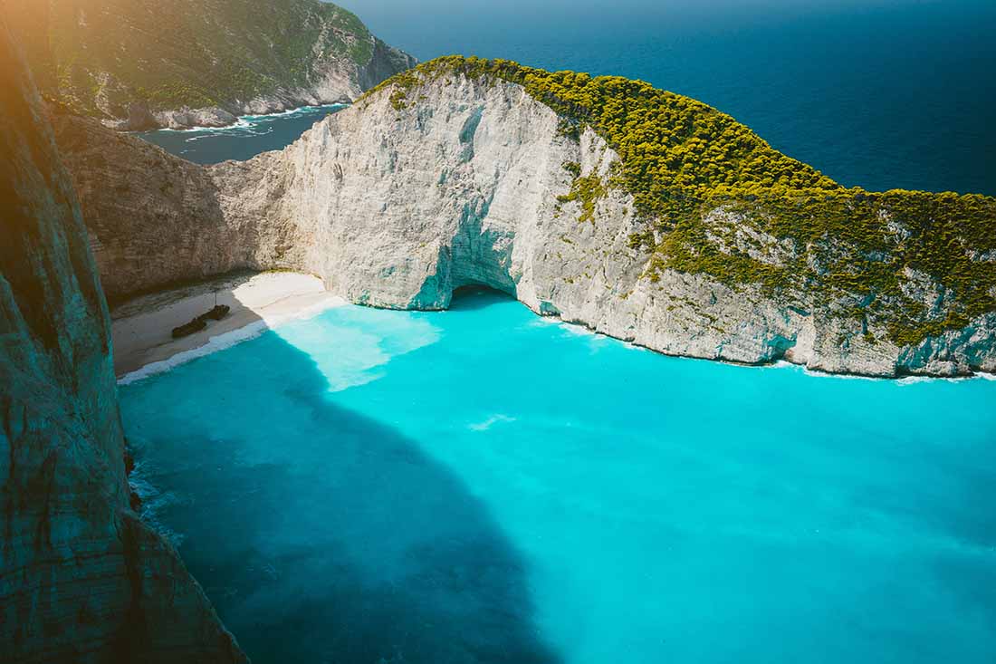 Por qué cambia de color el agua del mar?